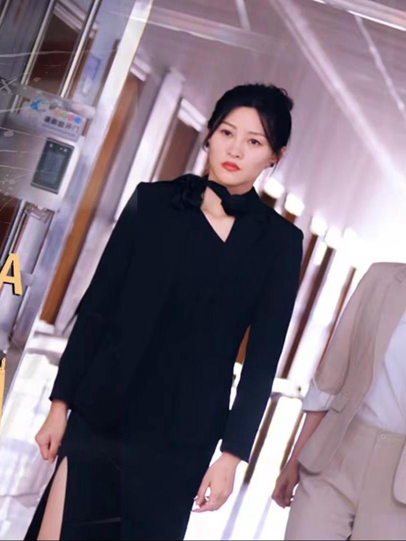 Chị Gái Năm Mươi Xinh Đẹp Và Ngầu